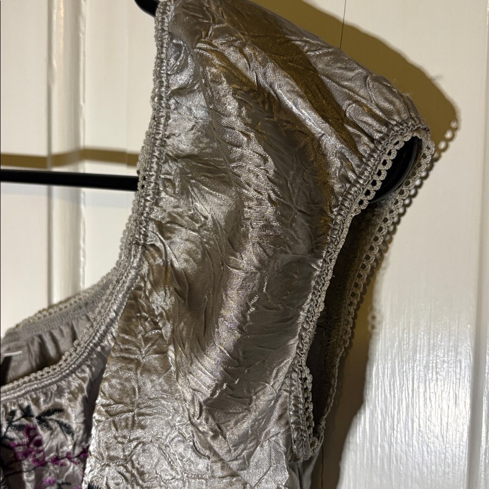 Floral Embroidered Top with Puff Sleeves - Picture 4 of 6